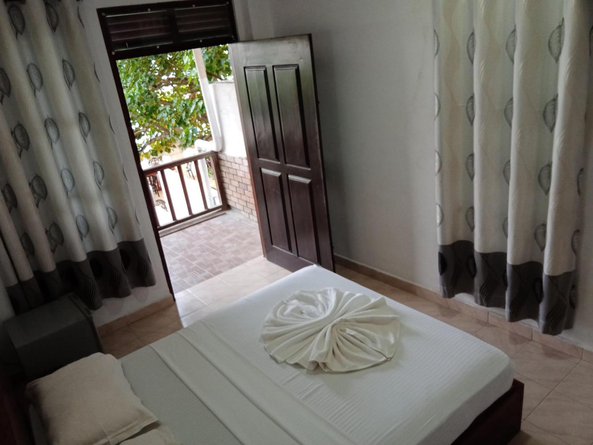 Wave Beach Resort Unawatuna Room photo